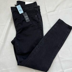 Skinny jeans color black size 6 p mid rise hit below the ankle